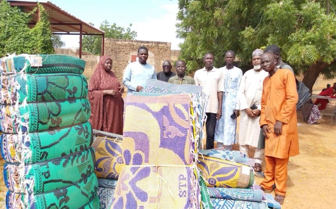 카페트 선물받은 아이들 단체사진